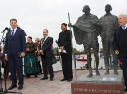 Rusnėje atidengtas paminklas M. Gandžiui ir H. Kallenbachui