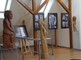Eksponuojama Juozo Šikšnelio paroda „Baibokai ir jų lazdos“