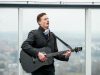 Vaikinas iš Saugų meilės dainą sudainavo ant aukščiausio namo Lietuvoje