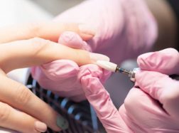 Kaip paprastai pašalinti gelinį laką su nagų freza?