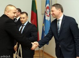 Tarp socialinės akcijos ,,Aš neimu kyšių” laureatų ir Tauragės policijos komisariato pareigūnas