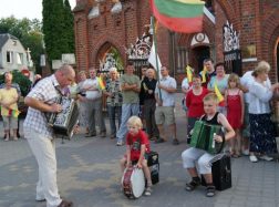 Giesmė suvienijo ir švėkšniškius