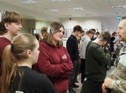 Šilutės bibliotekoje – jaunimą įkvepiantis renginys su kariuomenės atstovais