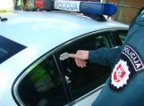 Šilutės rajone greitį viršijęs vairuotojas bandė papirkti policijos pareigūnus