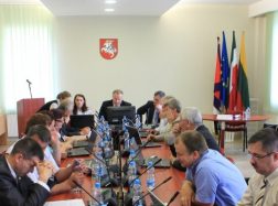 Pagėgių meras: Ne visi čia vaikšto su guminiais batais ir dirba duobkasiais