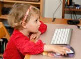 Ką gali padaryti tėvai, kad technologijos vaiką ugdytų, o ne bukintų?