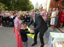 Pradinukams – šviesą atspindinčios liemenės saugioms išvykoms