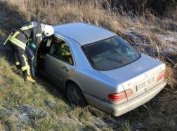 Girtas vairuotojas įvairavo į griovį