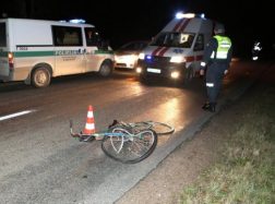 Girtas dviratininkas išvingiavo priešais automobilį