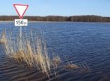 Kelininkai: Apsemtame kelio Šilutė–Rusnė ruože kyla vandens lygis, būkite atidūs!
