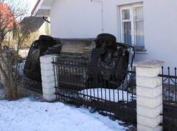 Nepatyrusio vairuotojo nesuvaldytas automobilis įskriejo į namo sieną (papildyta)