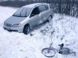 Slidžiame kelyje partrenkė dviratininkę