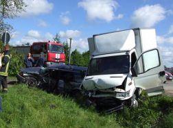 Krovininis automobilis taranavo lengvąjį automobilį ir jį nubloškė į griovį (papildyta)