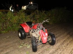 Vidurnaktį keturratis be šviesų parbloškė ir sužalojo vyrą