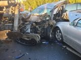 Masinė avarija: iš suknežinto automobilio išvaduota moteris