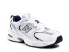 Retro sportinis stilius grįžta: kodėl New Balance batai taip lengvai dera prie džinsų, kostiuminių kelnių ir suknelių?