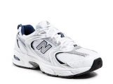 Retro sportinis stilius grįžta: kodėl New Balance batai taip lengvai dera prie džinsų, kostiuminių kelnių ir suknelių?
