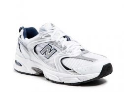 Retro sportinis stilius grįžta: kodėl New Balance batai taip lengvai dera prie džinsų, kostiuminių kelnių ir suknelių?