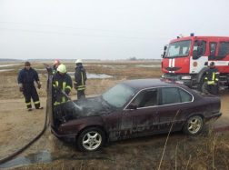 Degė žvejų „BMW“ automobilis