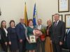 Savivaldybės vadovai pasveikino Prezidento ordino „Už nuopelnus Lietuvai“ medaliu apdovanotą daugiavaikę mamą