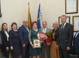 Savivaldybės vadovai pasveikino Prezidento ordino „Už nuopelnus Lietuvai“ medaliu apdovanotą daugiavaikę mamą