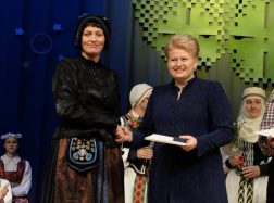 Prezidentė D. Grybauskaitė įteikė apdovanojimą etnografei I. Skablauskaitei