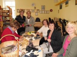 Saugų bibliotekoje gyvenimo akmenys virto gėlėmis