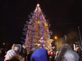 Įžiebta Kalėdų eglė, šventinėmis šviesomis sužibo gatvės