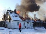 Ugnis Sakučiuose sunaikino gyvenamą namą