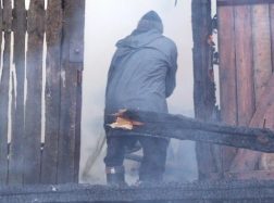 Degė trys ūkiniai pastatai, apdegė žmogus