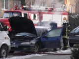 Šilutėje degė automobilis ir statybinis vagonėlis