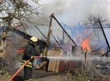 Užsiliepsnojus ūkiniam pastatui, liepsnos persimetė į gretimą sodybą, kur supleškino dar keletą pastatų