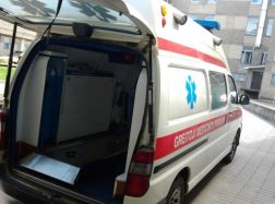 Keturračiu važiavęs vaikas palindo po traktoriumi