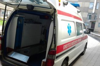 Keturračiu važiavęs vaikas palindo po traktoriumi