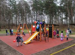 Traksėdžiuose įrengta nauja vaikų žaidimų aikštelė