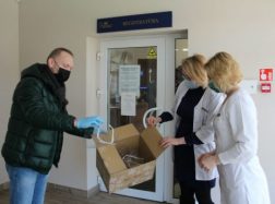 Šilutės bibliotekininkų dovana – apsauginiai veido skydeliai