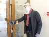 Lankytojai Šilutės bibliotekos duris atveria neliesdami rankenos