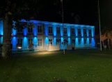 Šilutė nušvito mėlyna spalva