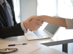 Kada verta parduoti savo skolą?