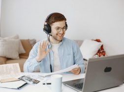 Kaip šnekamosios anglų kalbos kursai padeda įveikti kalbėjimo barjerą?