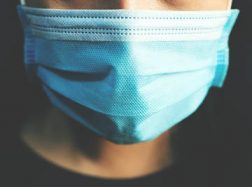 COVID-19 sirgusi ir izoliacijos taisykles pažeidusi gydytoja lieka nuteista