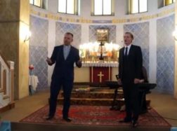 Kunigas uždainavo kartu su operos solistu Liudu Mikalausku