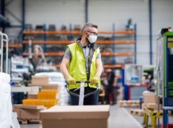 3 privalumai, dėl kurių darbas užsienyje fabrikuose – patraukli galimybė