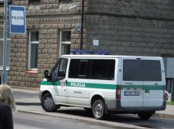 Vietoje algos – grasinimas ginklu