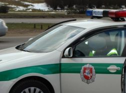 Girta moteris apdraskė policininko uniformą