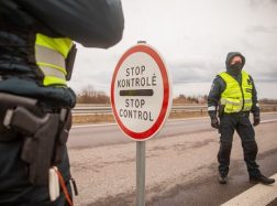 Raginama susilaikyti nuo nebūtinų kelionių. Savaitgalį ir švenčių dienomis – griežtas įvažiavimų į miestus ribojimas