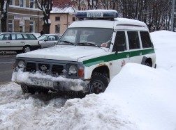 Iš stovėjimo aikštelės pavogė automobilį ir sudegino šiukšlių konteinerį