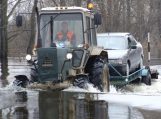 Atnaujintas lengvųjų automobilių perkėlimas kelyje Šilutė–Rusnė, vanduo slūgsta