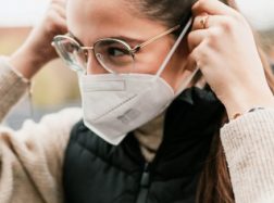 Nuo pirmadienio renginiuose uždarose erdvėse privaloma dėvėti respiratorius