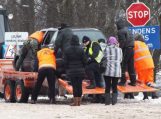 Nuo tralo nuvažiavo automobilis, žmones gelbėjo kito tralo vairuotojas